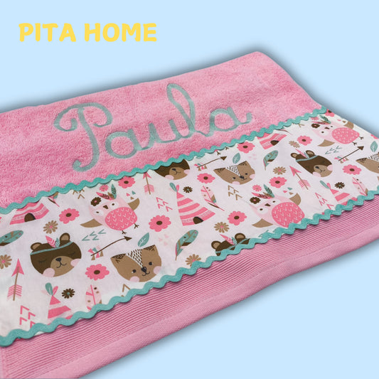 Pita Home®️ Toalla de mano personaliza con una tela y nombre bordado.